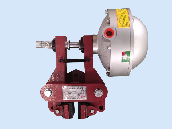 2、圖二為QDE常閉式鉗盤式制動器，比較常用在較大扭矩的剎車，如鋼材加工設備等；